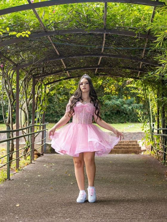Vestido rosa curto no jardim