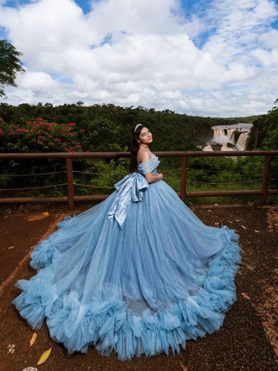 Vestido azul com cauda
