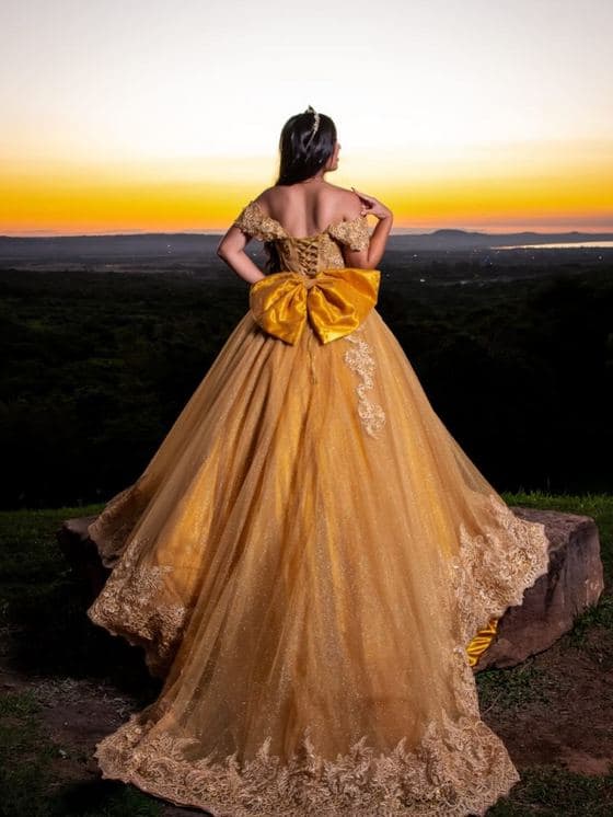 Vestido dourado com laço